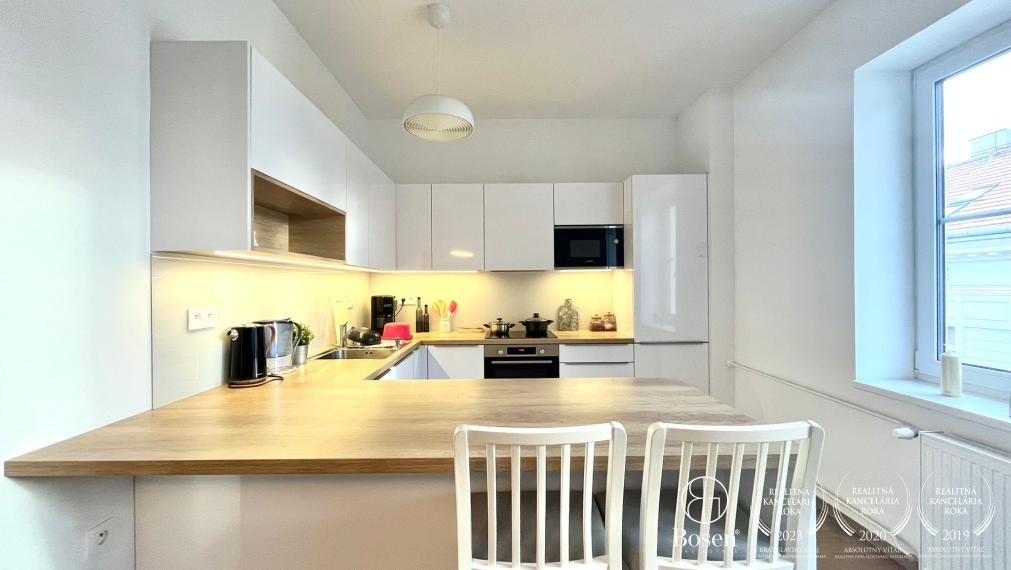 BOSEN | Prenájom 2-izbový klimatizovaný byt s pivničnou kobkou, ulica Gunduličova, Bratislava m.č. Staré Mesto