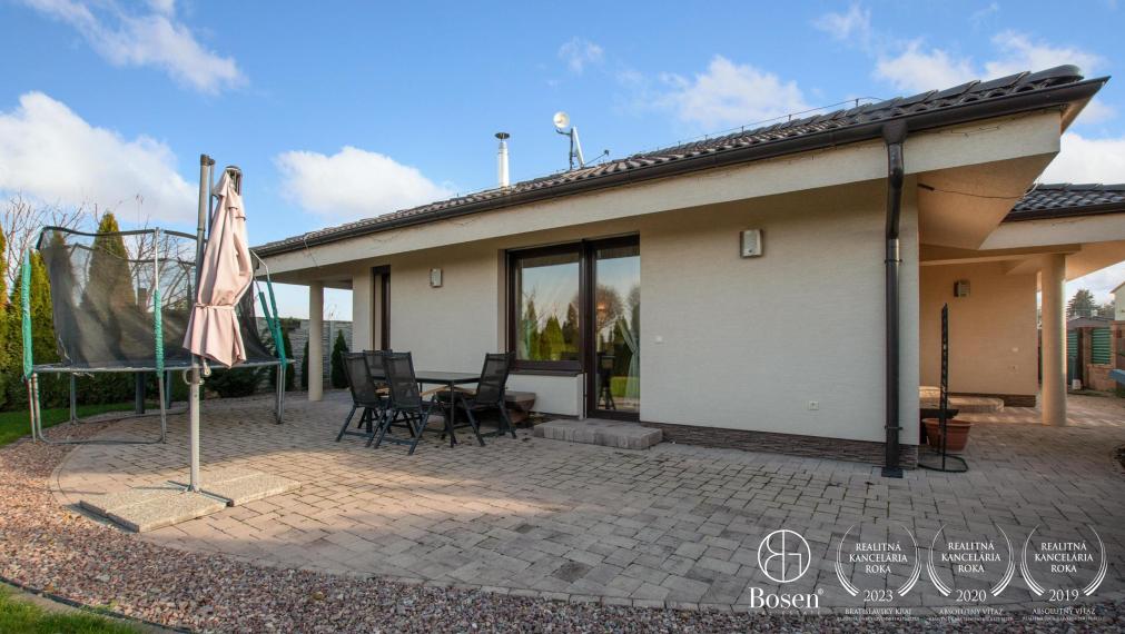 BOSEN | Prenájom príjemný 4 izbový rodinný dom v Moste pri Bratislave - Studené