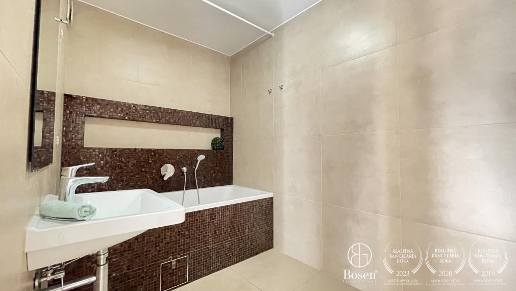 PRENAJATÉ BOSEN | Prenájom 3 izbového priestranného bytu v blízkosti centra mesta,Dulovo námestie