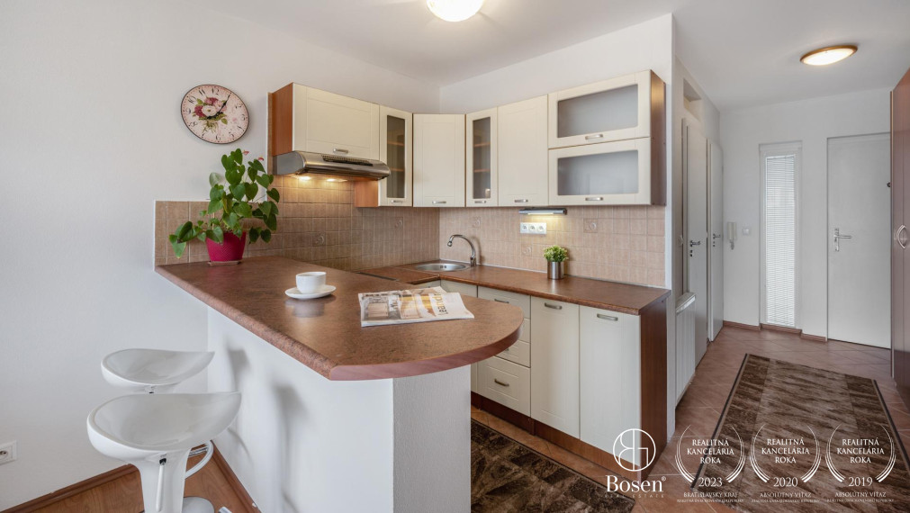 BOSEN | Zariadený 1 izbový byt s parkovacím miestom, v meste Senec