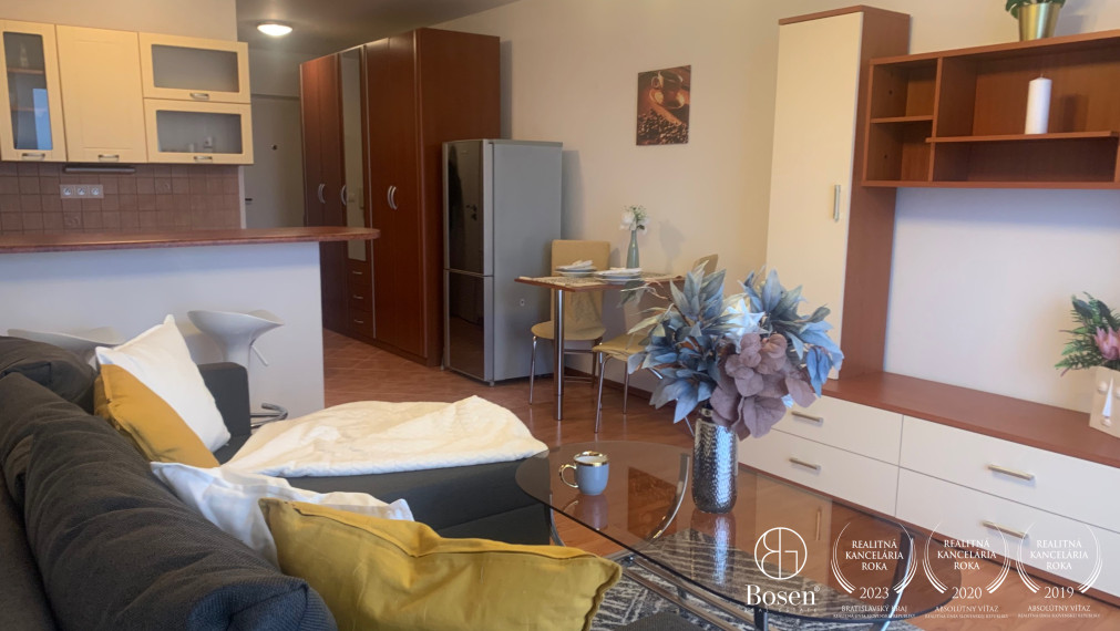 BOSEN | Zariadený 1 izbový byt s parkovacím miestom, v meste Senec