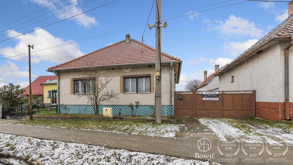 BOSEN | Na predaj rodinný dom v obci Pernek s výhľadom na Malé Karpaty