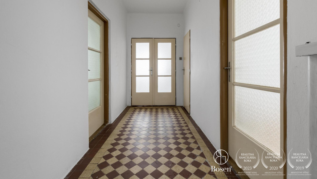 BOSEN | Na predaj rodinný dom v obci Pernek s výhľadom na Malé Karpaty