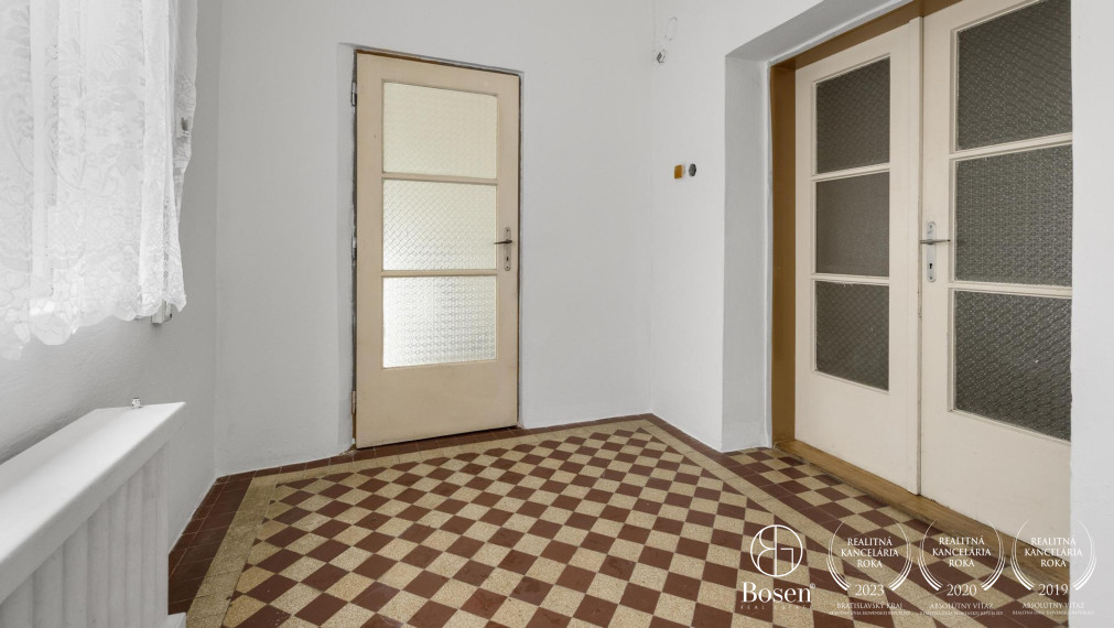 BOSEN | Na predaj rodinný dom v obci Pernek s výhľadom na Malé Karpaty