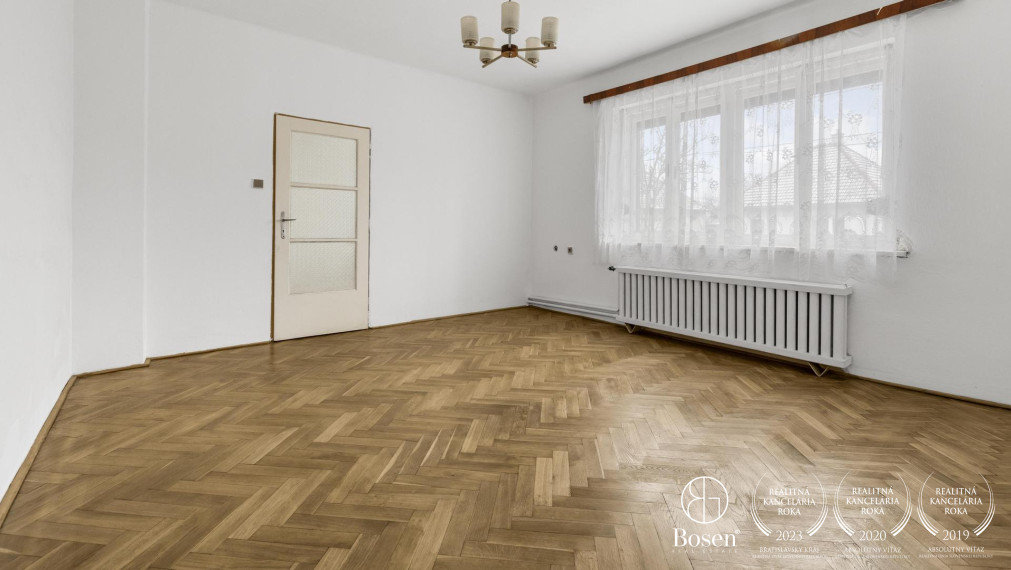 BOSEN | Na predaj rodinný dom v obci Pernek s výhľadom na Malé Karpaty