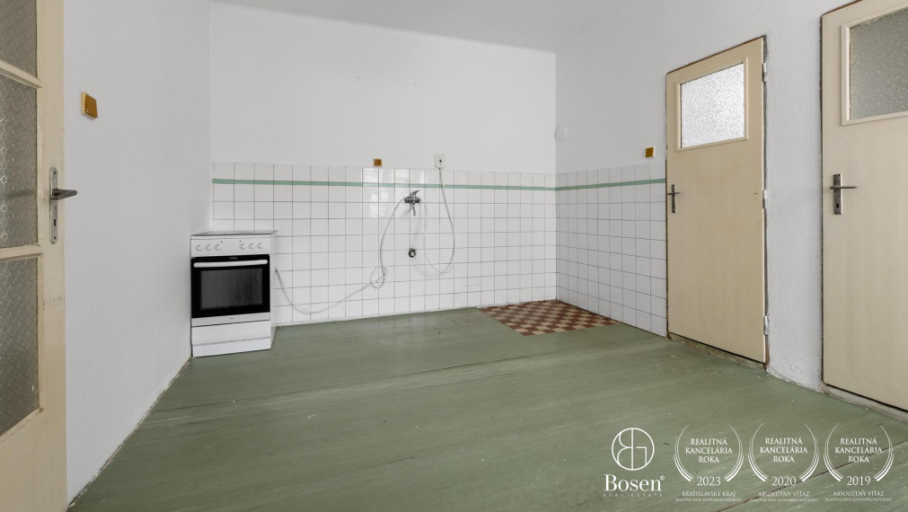 BOSEN | Na predaj rodinný dom v obci Pernek s výhľadom na Malé Karpaty