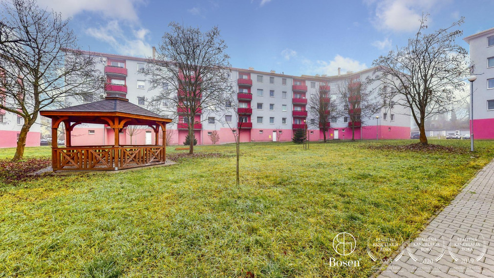 BOSEN | REZERVOVANÉ, Štýlový 3 izbový byt v novostavbe s balkónom, 76m2, Lučenec, ulica Cintorínska