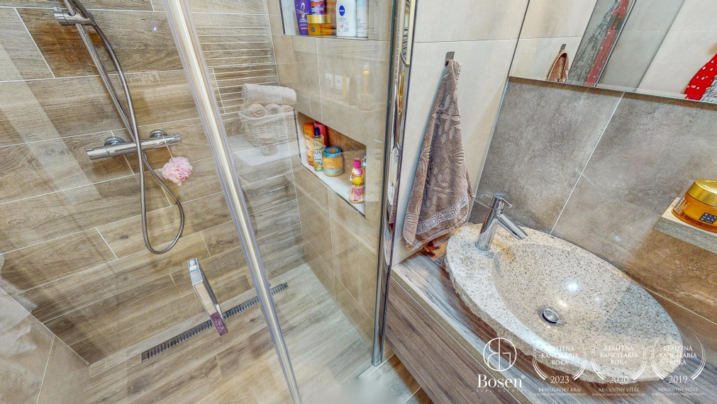 BOSEN | REZERVOVANÉ, Štýlový 3 izbový byt v novostavbe s balkónom, 76m2, Lučenec, ulica Cintorínska