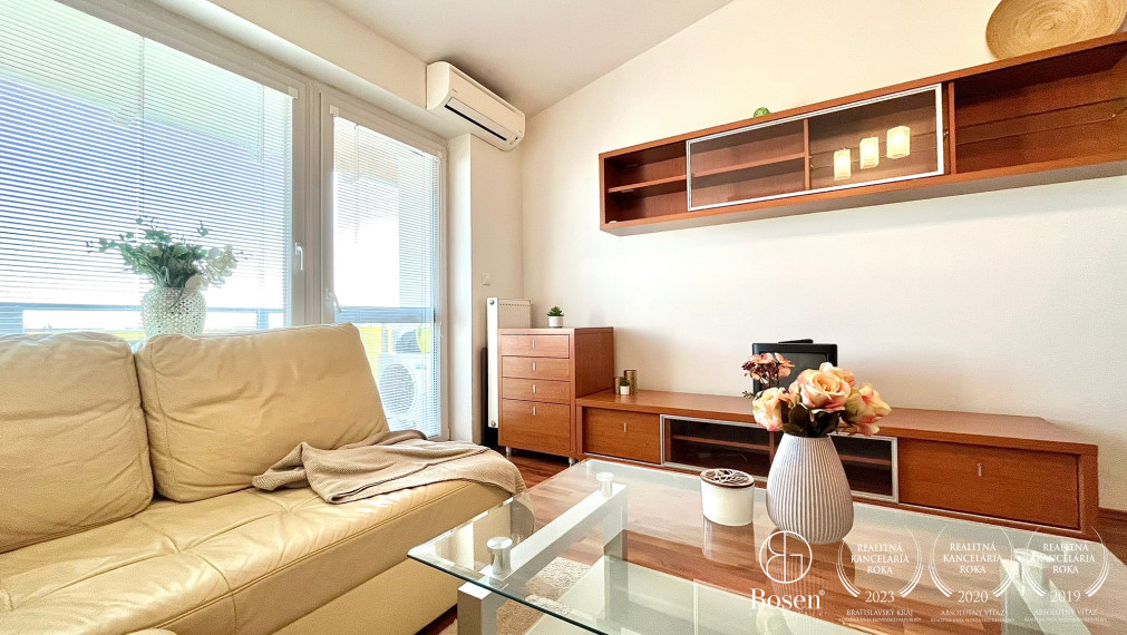 BOSEN | Klimatizovaný 1 izbový byt s parkovacím státím v Chorvátskom Grobe - časť Čierna voda