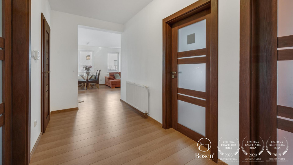 BOSEN | 3 izbový bungalov s dvojgarážou a slnečným pozemkom, Slovenský Grob - Malý Raj, 150m2