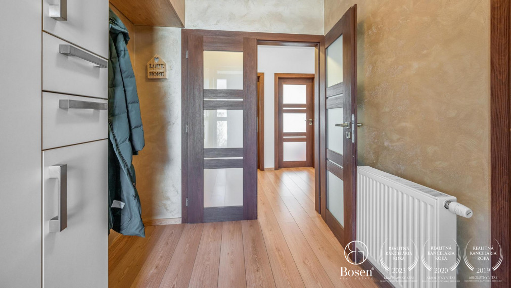 BOSEN | 3 izbový bungalov s dvojgarážou a slnečným pozemkom, Slovenský Grob - Malý Raj, 150m2