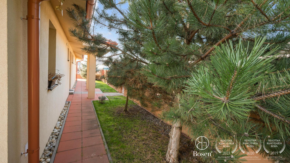 BOSEN | 3 izbový bungalov s dvojgarážou a slnečným pozemkom, Slovenský Grob - Malý Raj, 150m2