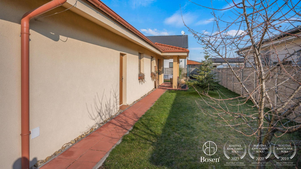 BOSEN | 3 izbový bungalov s dvojgarážou a slnečným pozemkom, Slovenský Grob - Malý Raj, 150m2