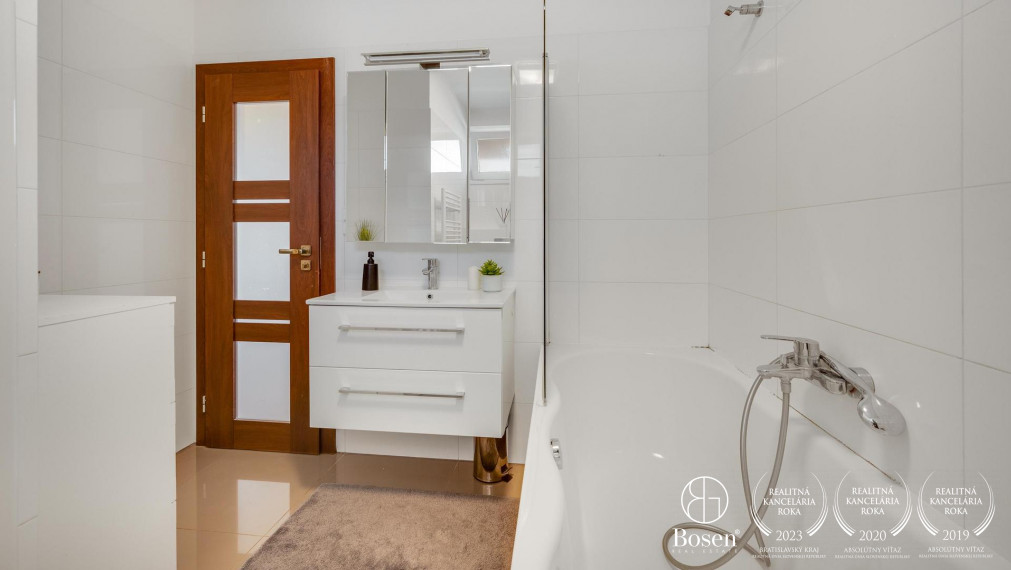 BOSEN | 3 izbový bungalov s dvojgarážou a slnečným pozemkom, Slovenský Grob - Malý Raj, 150m2