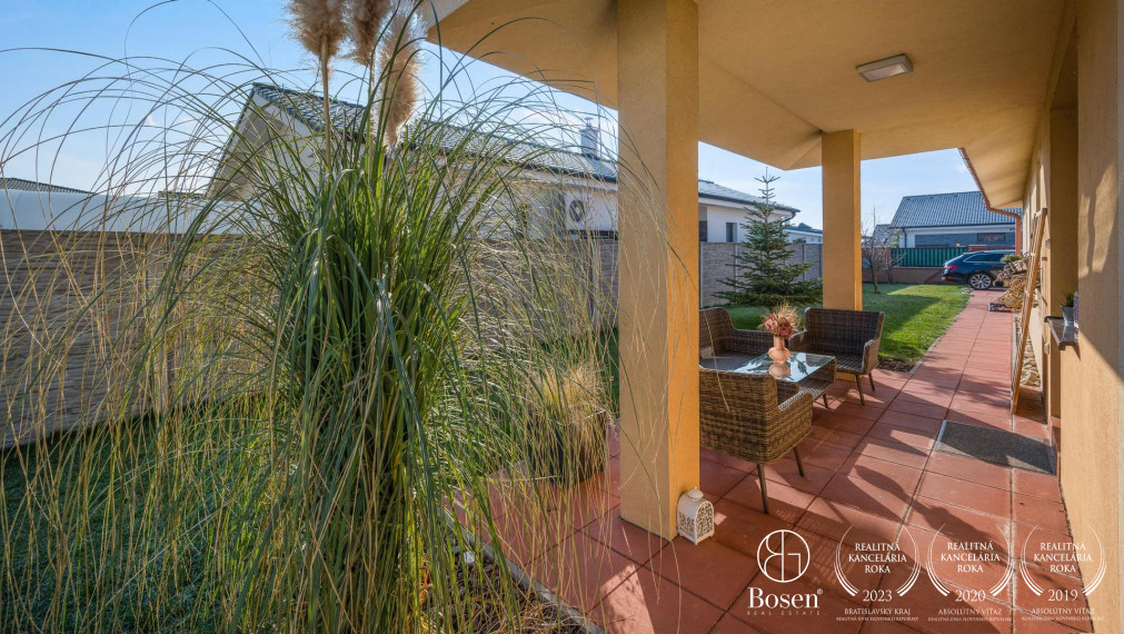 BOSEN | 3 izbový bungalov s dvojgarážou a slnečným pozemkom, Slovenský Grob - Malý Raj, 150m2