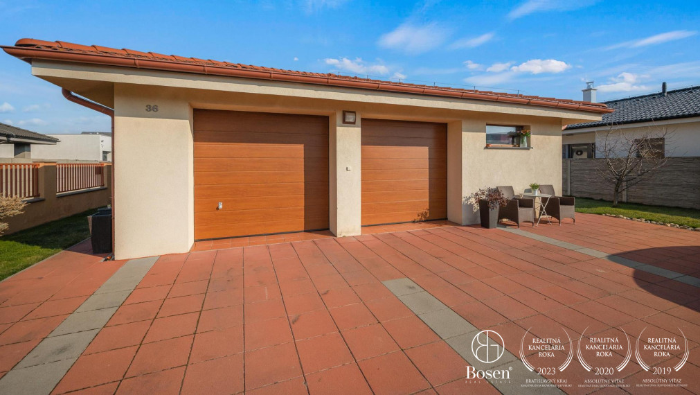 BOSEN | 3 izbový bungalov s dvojgarážou a slnečným pozemkom, Slovenský Grob - Malý Raj, 150m2