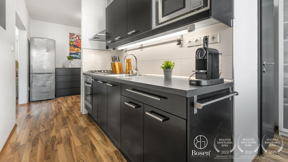 BOSEN | Predaj priestranný 2,5 izbový byt  s balkónom, 73,30 m2, ulica Albrechtová, Bratislava - m.č. Ružinov