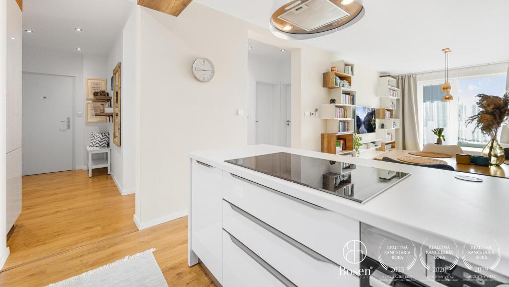 REZERVOVANÉ | Dizajnový 3 izbový byt s balkónom v tesnej blízkosti OC Central