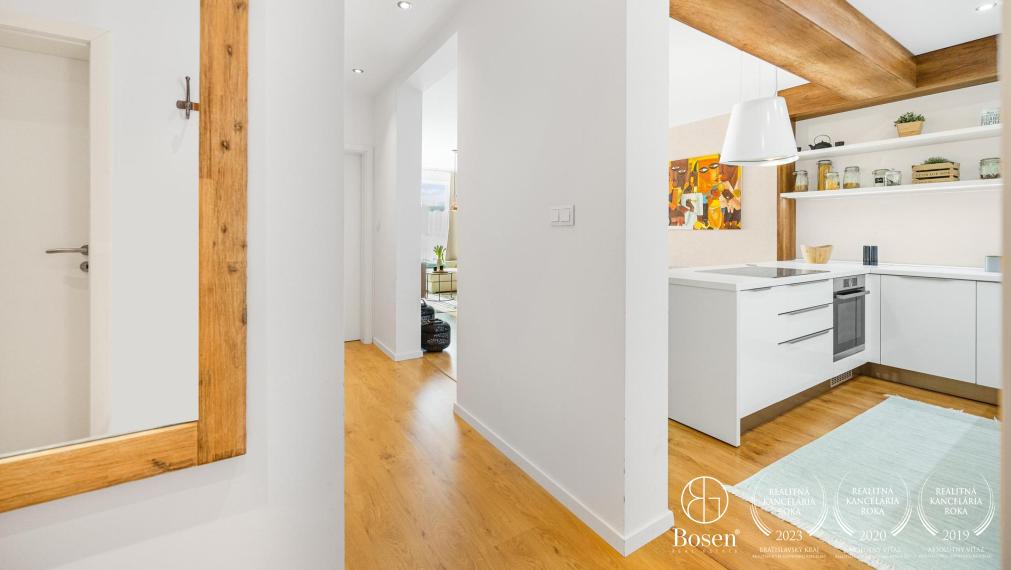 REZERVOVANÉ | Dizajnový 3 izbový byt s balkónom v tesnej blízkosti OC Central