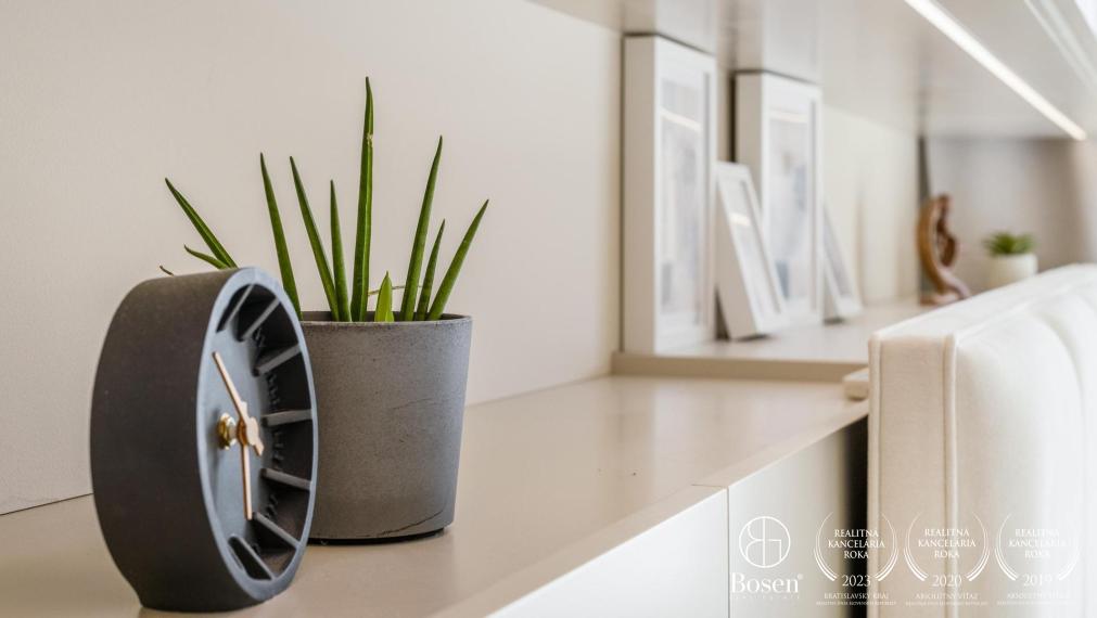 REZERVOVANÉ | Dizajnový 3 izbový byt s balkónom v tesnej blízkosti OC Central