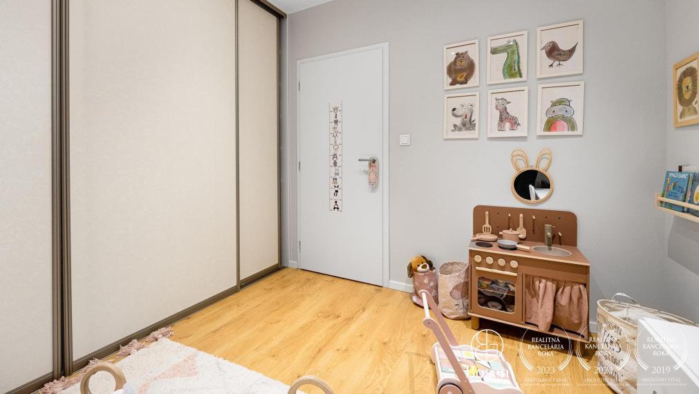 REZERVOVANÉ | Dizajnový 3 izbový byt s balkónom v tesnej blízkosti OC Central