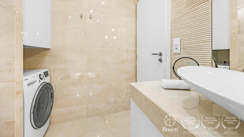 REZERVOVANÉ | Dizajnový 3 izbový byt s balkónom v tesnej blízkosti OC Central