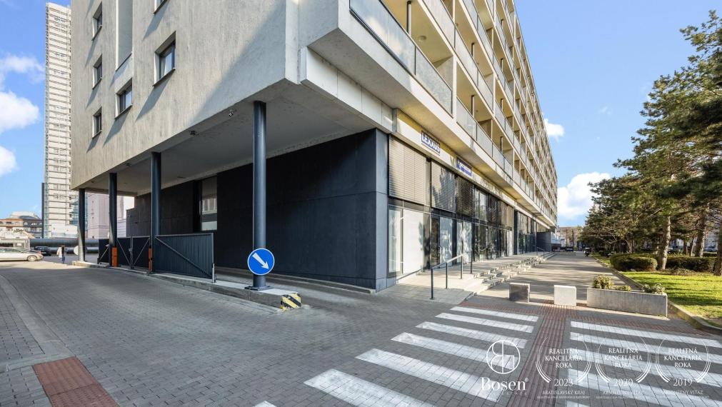 REZERVOVANÉ | Dizajnový 3 izbový byt s balkónom v tesnej blízkosti OC Central