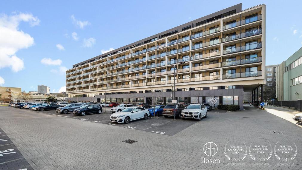 REZERVOVANÉ | Dizajnový 3 izbový byt s balkónom v tesnej blízkosti OC Central