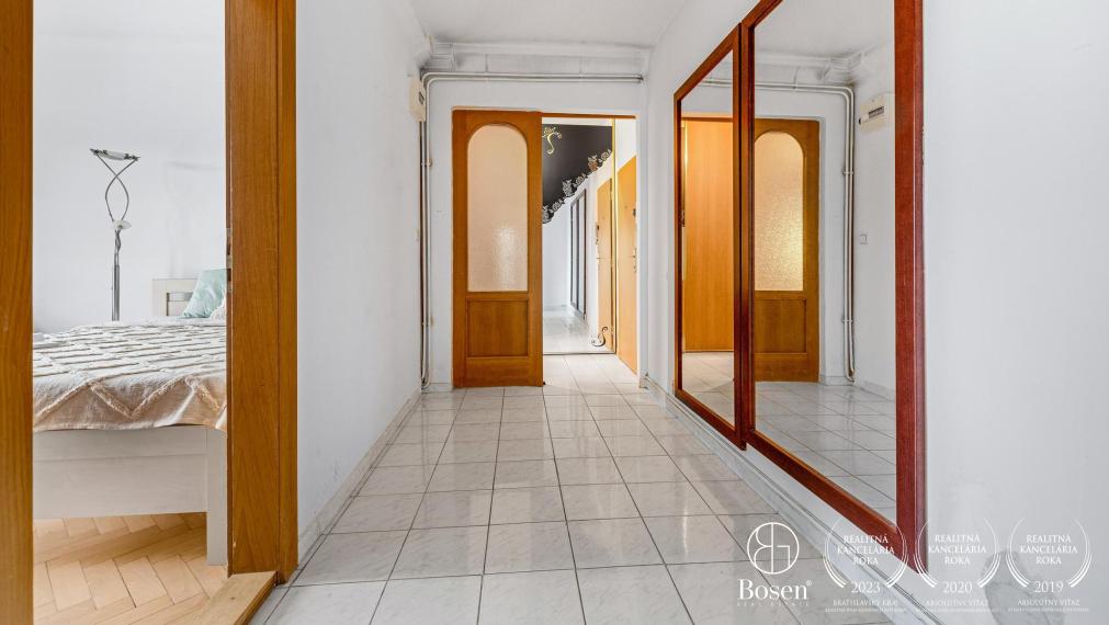 BOSEN | Veľký 3 izbový byt, 77 m2 so samostatnou kuchyňou, balkón aj pivnica, Nové Mesto