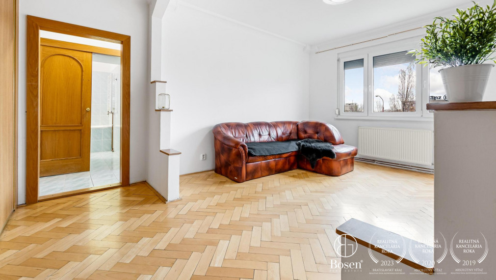 BOSEN | Veľký 3 izbový byt, 77 m2 so samostatnou kuchyňou, balkón aj pivnica, Nové Mesto