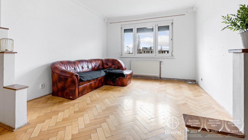 BOSEN | Veľký 3 izbový byt, 77 m2 so samostatnou kuchyňou, balkón aj pivnica, Nové Mesto