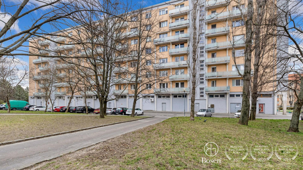 BOSEN | Veľký 3 izbový byt, 77 m2 so samostatnou kuchyňou, balkón aj pivnica, Nové Mesto