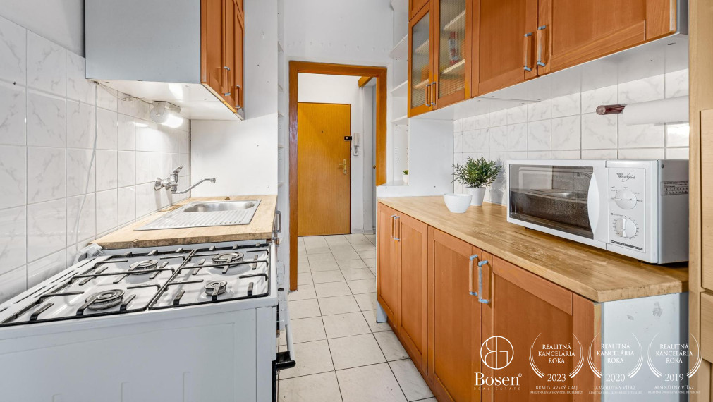 BOSEN | Veľký 3 izbový byt, 77 m2 so samostatnou kuchyňou, balkón aj pivnica, Nové Mesto