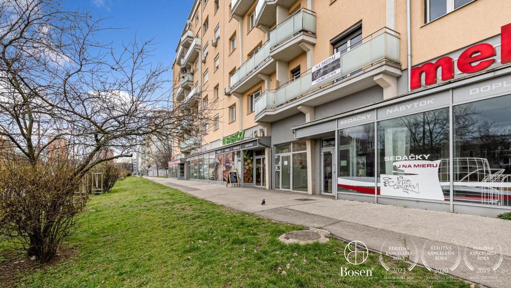 BOSEN | Veľký 3 izbový byt, 77 m2 so samostatnou kuchyňou, balkón aj pivnica, Nové Mesto