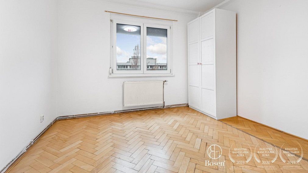 BOSEN | Veľký 3 izbový byt, 77 m2 so samostatnou kuchyňou, balkón aj pivnica, Nové Mesto