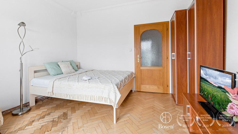 BOSEN | Veľký 3 izbový byt, 77 m2 so samostatnou kuchyňou, balkón aj pivnica, Nové Mesto