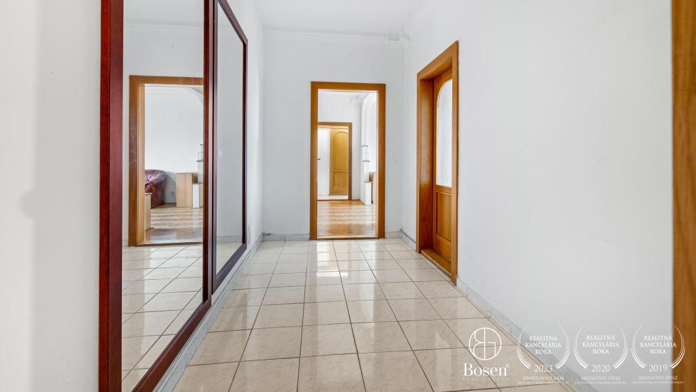 BOSEN | Veľký 3 izbový byt, 77 m2 so samostatnou kuchyňou, balkón aj pivnica, Nové Mesto