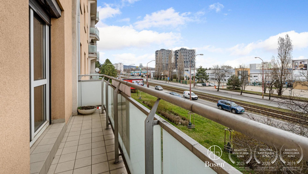 BOSEN | Veľký 3 izbový byt, 77 m2 so samostatnou kuchyňou, balkón aj pivnica, Nové Mesto