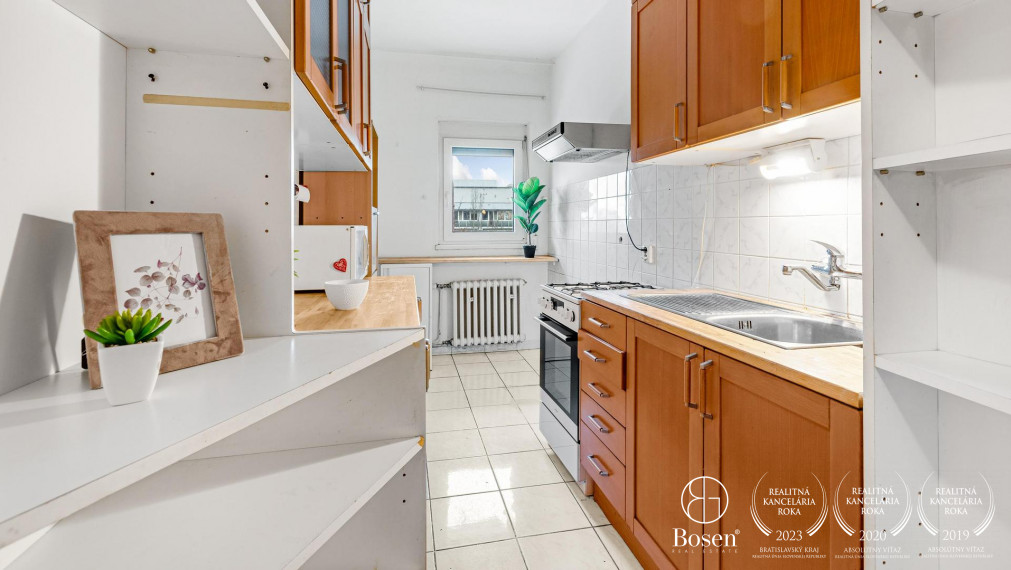 BOSEN | Veľký 3 izbový byt, 77 m2 so samostatnou kuchyňou, balkón aj pivnica, Nové Mesto