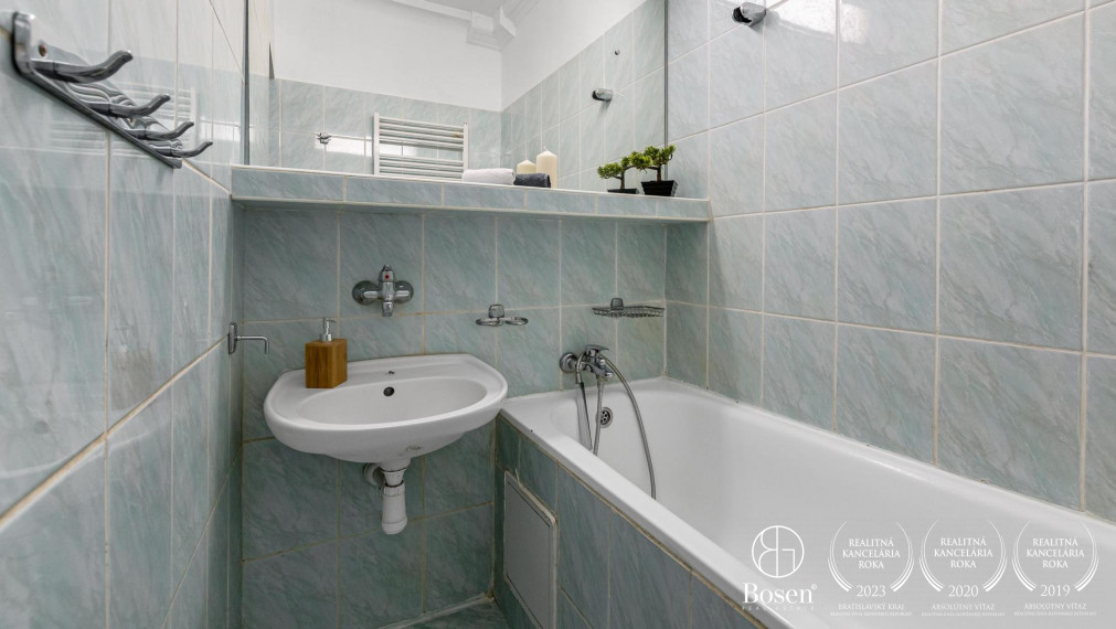 BOSEN | Veľký 3 izbový byt, 77 m2 so samostatnou kuchyňou, balkón aj pivnica, Nové Mesto