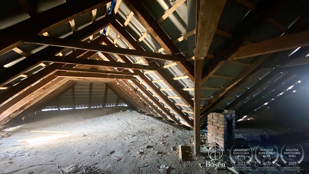 BOSEN | Na predaj rodinný dom, chalupa v kľudnej obci Šurice s pozemkom 2286m2