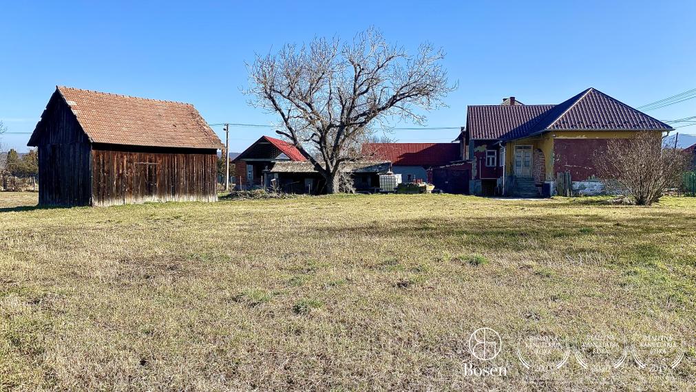 BOSEN | Na predaj rodinný dom, chalupa v kľudnej obci Šurice s pozemkom 2286m2