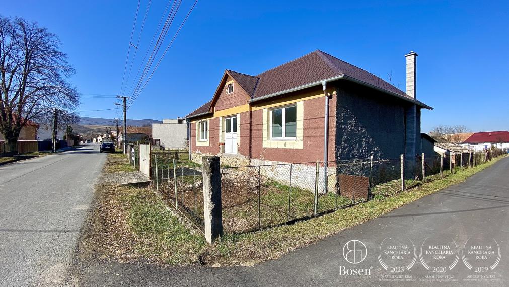 BOSEN | Na predaj rodinný dom, chalupa v kľudnej obci Šurice s pozemkom 2286m2