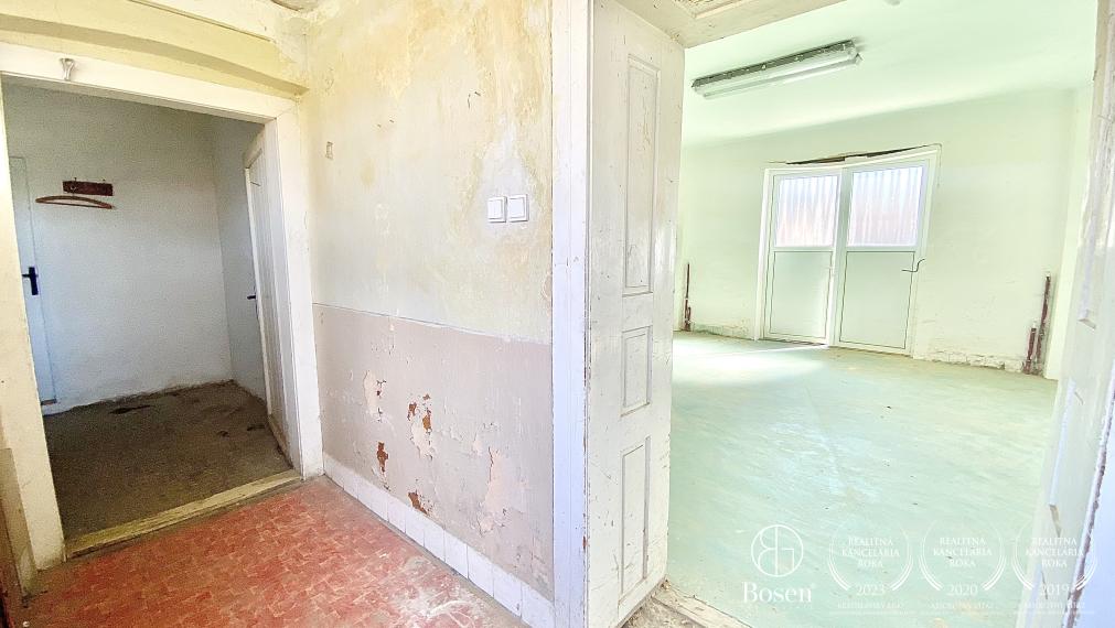 BOSEN | Na predaj rodinný dom, chalupa v kľudnej obci Šurice s pozemkom 2286m2