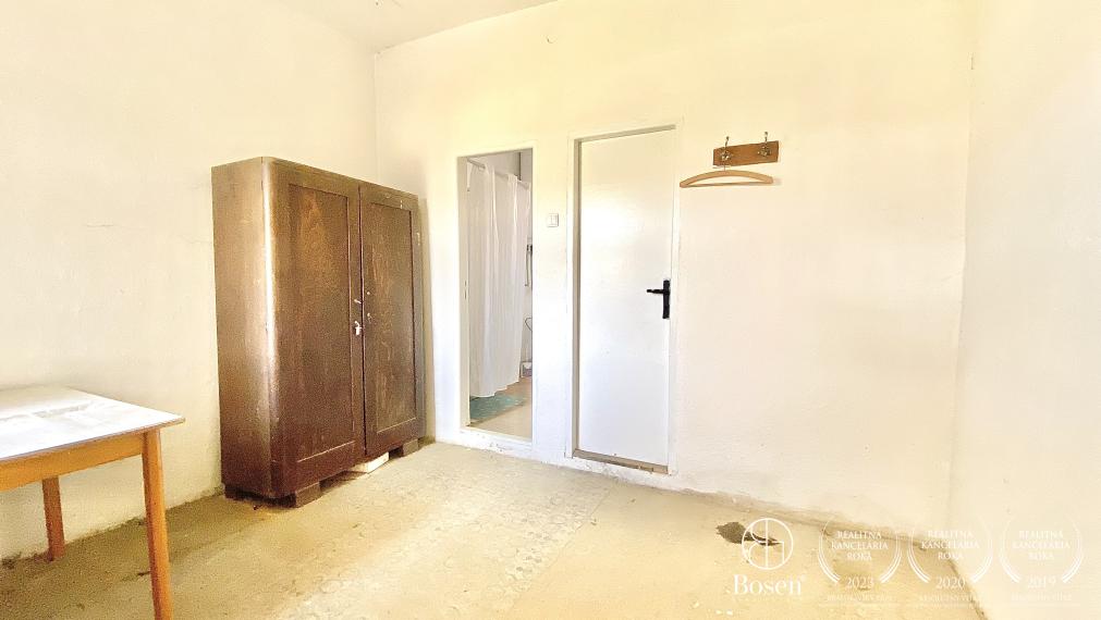 BOSEN | Na predaj rodinný dom, chalupa v kľudnej obci Šurice s pozemkom 2286m2