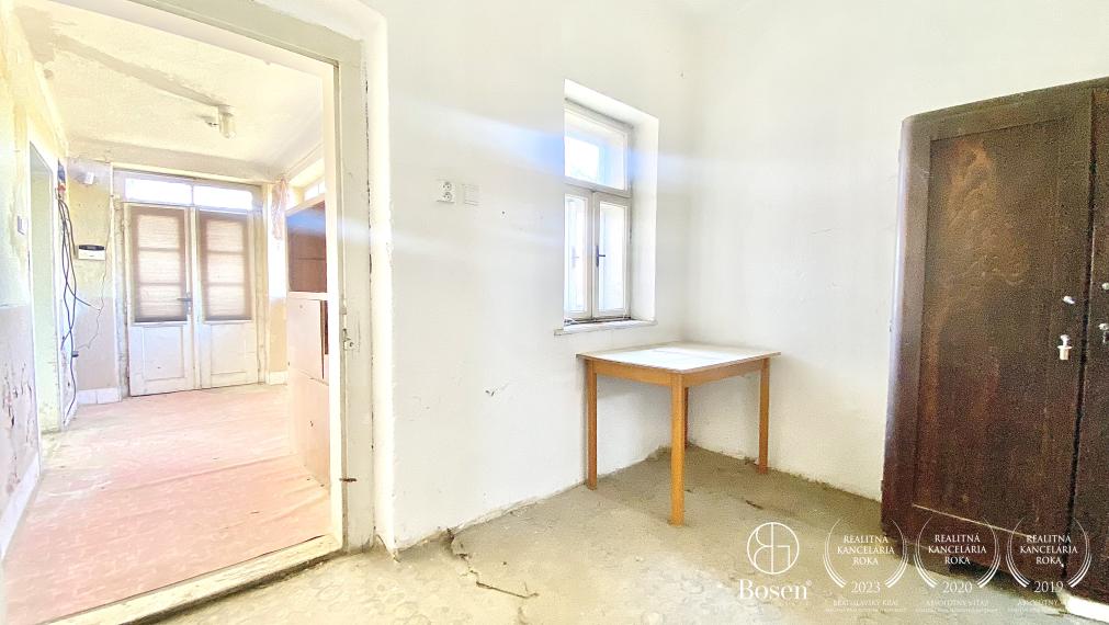 BOSEN | Na predaj rodinný dom, chalupa v kľudnej obci Šurice s pozemkom 2286m2