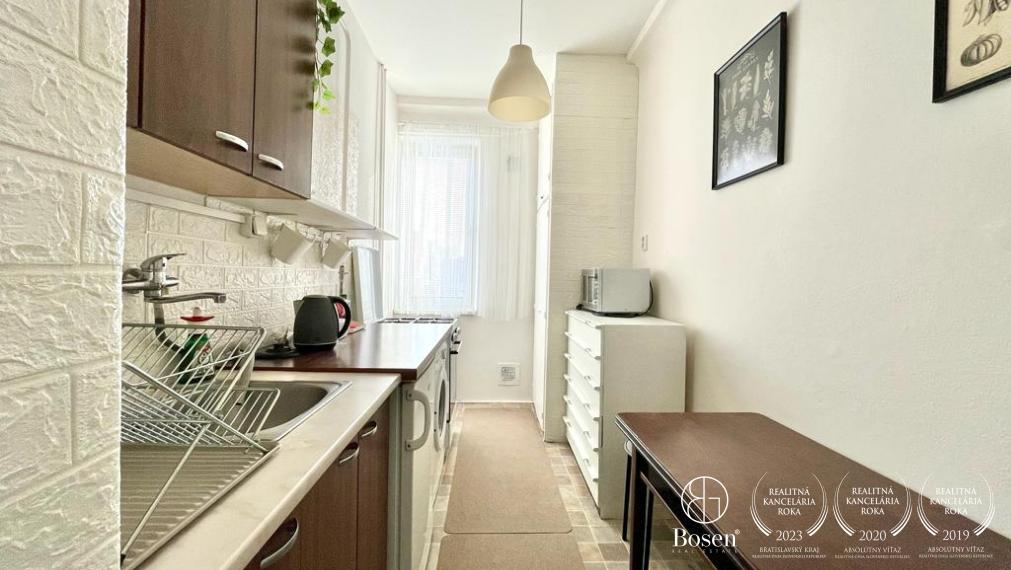 BOSEN | Prenájom priestranný zariadený 1 izbový byt na ulici Kozmonautická, Bratislava - Ružinov