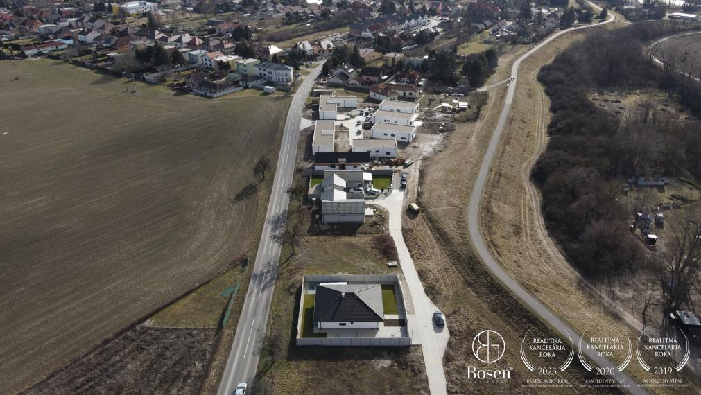 BOSEN | Stavebný pozemok vo výbornej lokalite, 690 m2, Kalinkovo
