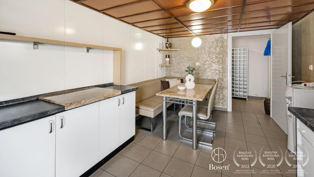 BOSEN | Nadštandardný 4 izbový rodinný dom s troma garážami a veľkým pozemkom, Topoľníky