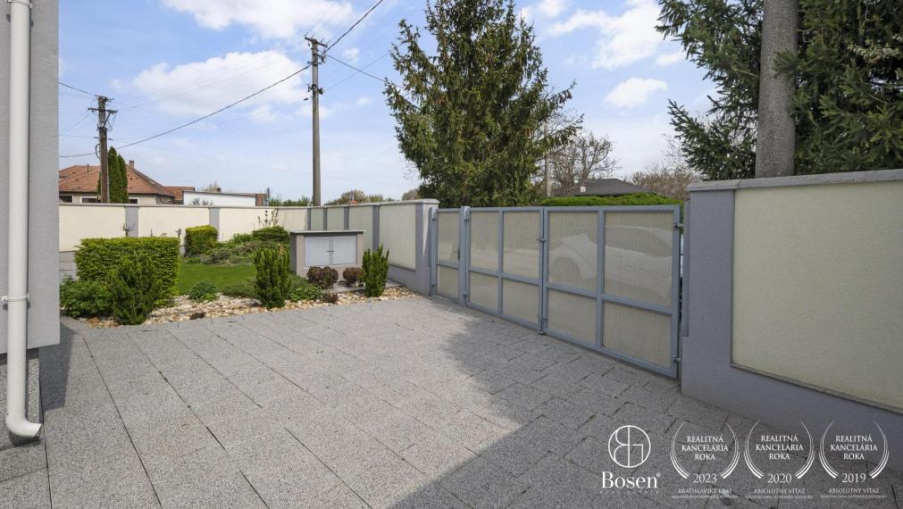 BOSEN | Nadštandardný 4 izbový rodinný dom s troma garážami a veľkým pozemkom, Topoľníky